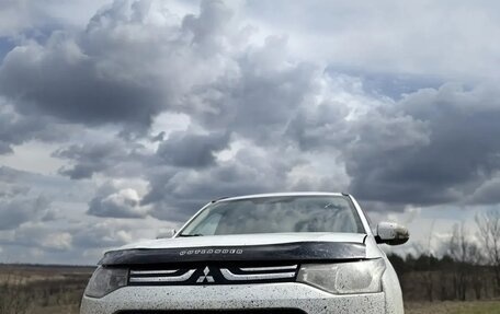 Mitsubishi Outlander III рестайлинг 3, 2013 год, 850 000 рублей, 1 фотография