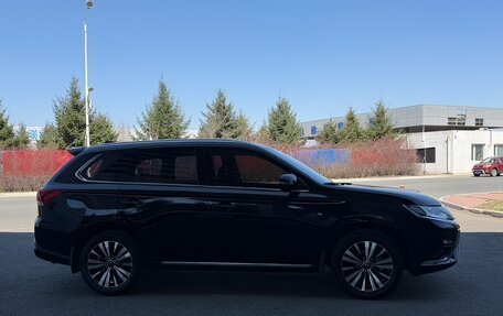 Mitsubishi Outlander III рестайлинг 3, 2021 год, 2 000 000 рублей, 4 фотография