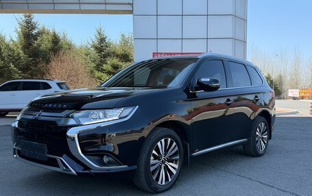 Mitsubishi Outlander III рестайлинг 3, 2021 год, 2 000 000 рублей, 3 фотография