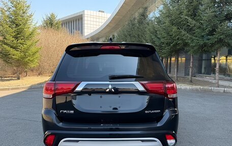 Mitsubishi Outlander III рестайлинг 3, 2021 год, 2 000 000 рублей, 6 фотография