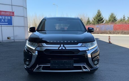 Mitsubishi Outlander III рестайлинг 3, 2021 год, 2 000 000 рублей, 2 фотография