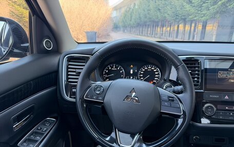 Mitsubishi Outlander III рестайлинг 3, 2021 год, 2 000 000 рублей, 12 фотография