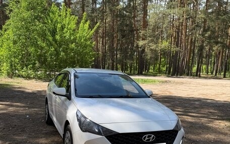 Hyundai Solaris II рестайлинг, 2021 год, 1 670 000 рублей, 2 фотография
