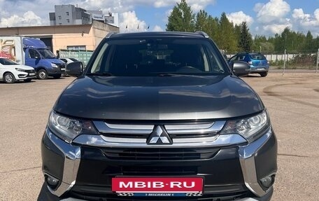 Mitsubishi Outlander III рестайлинг 3, 2015 год, 1 650 000 рублей, 2 фотография