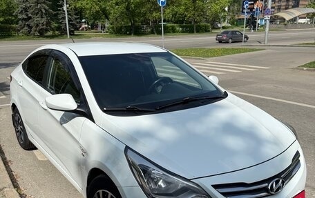 Hyundai Solaris II рестайлинг, 2015 год, 950 000 рублей, 1 фотография