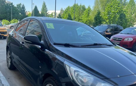 Hyundai Solaris II рестайлинг, 2011 год, 550 000 рублей, 2 фотография