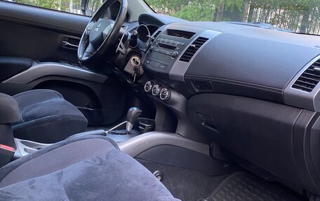 Mitsubishi Outlander III рестайлинг 3, 2011 год, 1 400 000 рублей, 23 фотография