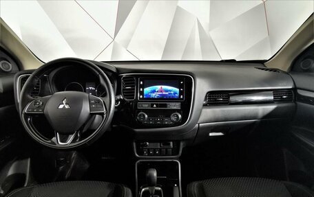 Mitsubishi Outlander III рестайлинг 3, 2019 год, 1 845 000 рублей, 13 фотография