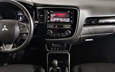 Mitsubishi Outlander III рестайлинг 3, 2019 год, 1 845 000 рублей, 14 фотография