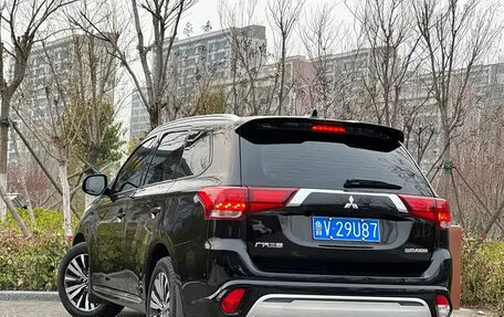 Mitsubishi Outlander III рестайлинг 3, 2022 год, 1 890 002 рублей, 4 фотография