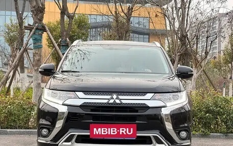 Mitsubishi Outlander III рестайлинг 3, 2022 год, 1 890 002 рублей, 2 фотография