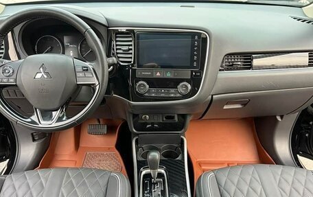 Mitsubishi Outlander III рестайлинг 3, 2022 год, 1 890 002 рублей, 10 фотография