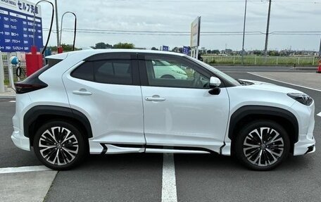 Toyota Yaris Cross, 2023 год, 1 650 000 рублей, 6 фотография