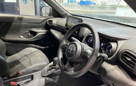 Toyota Yaris Cross, 2023 год, 1 680 000 рублей, 10 фотография