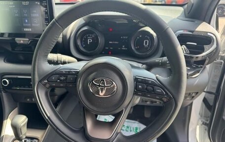 Toyota Yaris, 2023 год, 880 000 рублей, 10 фотография
