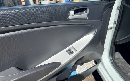 Hyundai Solaris II рестайлинг, 2011 год, 720 000 рублей, 10 фотография