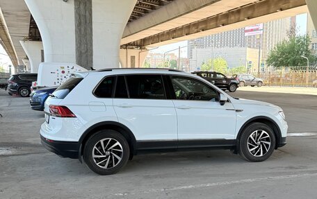 Volkswagen Tiguan II, 2018 год, 2 380 000 рублей, 2 фотография