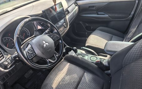 Mitsubishi Outlander III рестайлинг 3, 2014 год, 1 400 000 рублей, 7 фотография