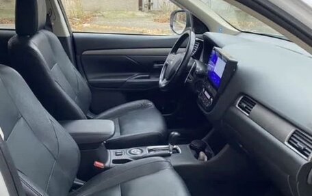 Mitsubishi Outlander III рестайлинг 3, 2013 год, 1 500 000 рублей, 10 фотография