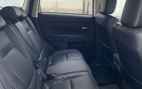 Mitsubishi Outlander III рестайлинг 3, 2013 год, 1 500 000 рублей, 11 фотография