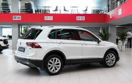 Volkswagen Tiguan II, 2018 год, 2 290 000 рублей, 2 фотография
