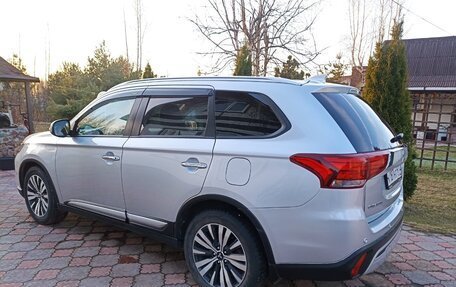 Mitsubishi Outlander III рестайлинг 3, 2021 год, 2 390 000 рублей, 2 фотография