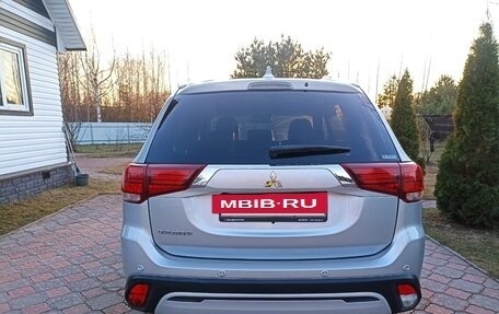 Mitsubishi Outlander III рестайлинг 3, 2021 год, 2 390 000 рублей, 3 фотография
