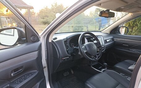Mitsubishi Outlander III рестайлинг 3, 2021 год, 2 390 000 рублей, 10 фотография