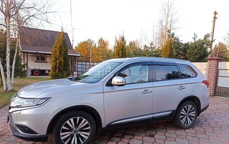 Mitsubishi Outlander III рестайлинг 3, 2021 год, 2 390 000 рублей, 5 фотография