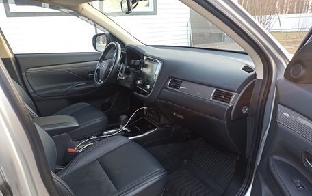 Mitsubishi Outlander III рестайлинг 3, 2021 год, 2 390 000 рублей, 11 фотография