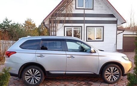 Mitsubishi Outlander III рестайлинг 3, 2021 год, 2 390 000 рублей, 7 фотография