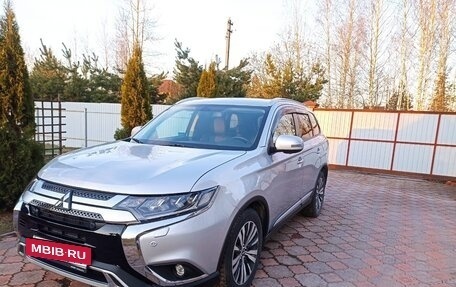 Mitsubishi Outlander III рестайлинг 3, 2021 год, 2 390 000 рублей, 4 фотография