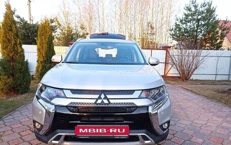 Mitsubishi Outlander III рестайлинг 3, 2021 год, 2 390 000 рублей, 6 фотография