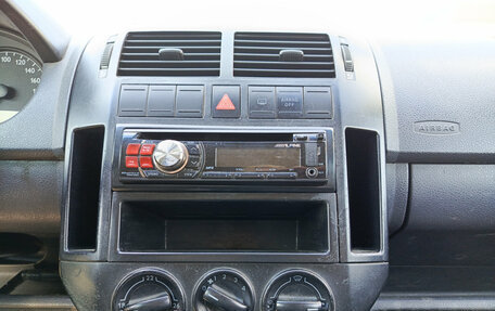 Volkswagen Polo IV рестайлинг, 2002 год, 250 000 рублей, 18 фотография