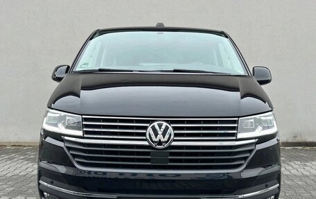 Volkswagen Multivan T6 рестайлинг, 2021 год, 4 000 000 рублей, 2 фотография