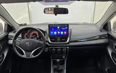 Toyota Yaris XP150 рестайлинг, 2022 год, 1 040 000 рублей, 10 фотография