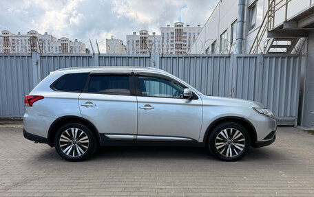 Mitsubishi Outlander III рестайлинг 3, 2019 год, 1 700 000 рублей, 5 фотография