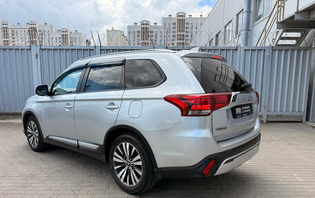Mitsubishi Outlander III рестайлинг 3, 2019 год, 1 700 000 рублей, 2 фотография