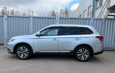 Mitsubishi Outlander III рестайлинг 3, 2019 год, 1 700 000 рублей, 8 фотография