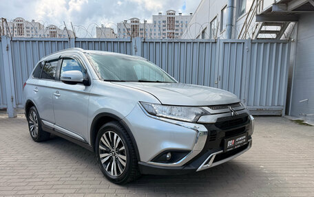 Mitsubishi Outlander III рестайлинг 3, 2019 год, 1 700 000 рублей, 4 фотография