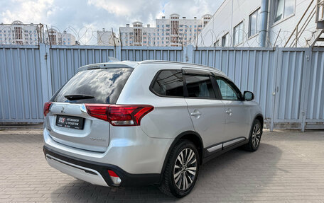 Mitsubishi Outlander III рестайлинг 3, 2019 год, 1 700 000 рублей, 6 фотография