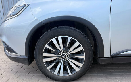 Mitsubishi Outlander III рестайлинг 3, 2019 год, 1 700 000 рублей, 9 фотография