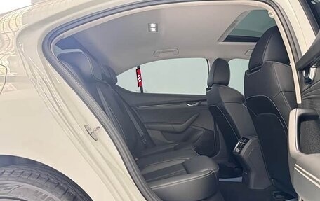 Skoda Octavia IV, 2023 год, 2 400 000 рублей, 15 фотография