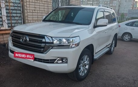 Toyota Land Cruiser 200, 2017 год, 7 150 000 рублей, 2 фотография