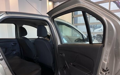 Renault Logan II, 2018 год, 885 000 рублей, 17 фотография