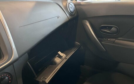 Renault Logan II, 2018 год, 885 000 рублей, 30 фотография
