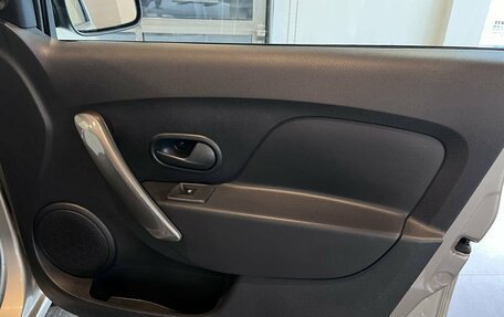 Renault Logan II, 2018 год, 885 000 рублей, 28 фотография