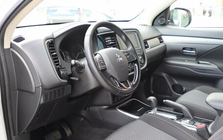 Mitsubishi Outlander III рестайлинг 3, 2018 год, 1 850 000 рублей, 13 фотография