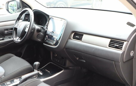 Mitsubishi Outlander III рестайлинг 3, 2018 год, 1 850 000 рублей, 12 фотография