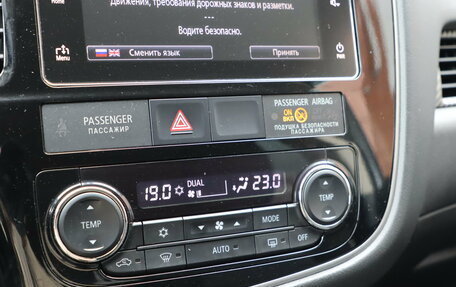 Mitsubishi Outlander III рестайлинг 3, 2018 год, 1 850 000 рублей, 15 фотография
